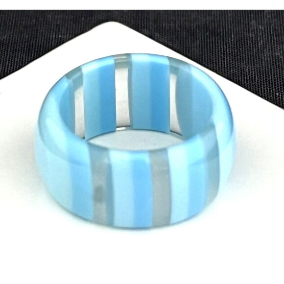 Vintage Lucite Ring Size 7.5 Blue & Translucent Striped Retro  13S - Picture 4 of 4